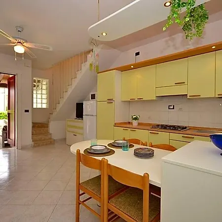 Flat With Shared Pool And Private Garden فندق بيبيوني